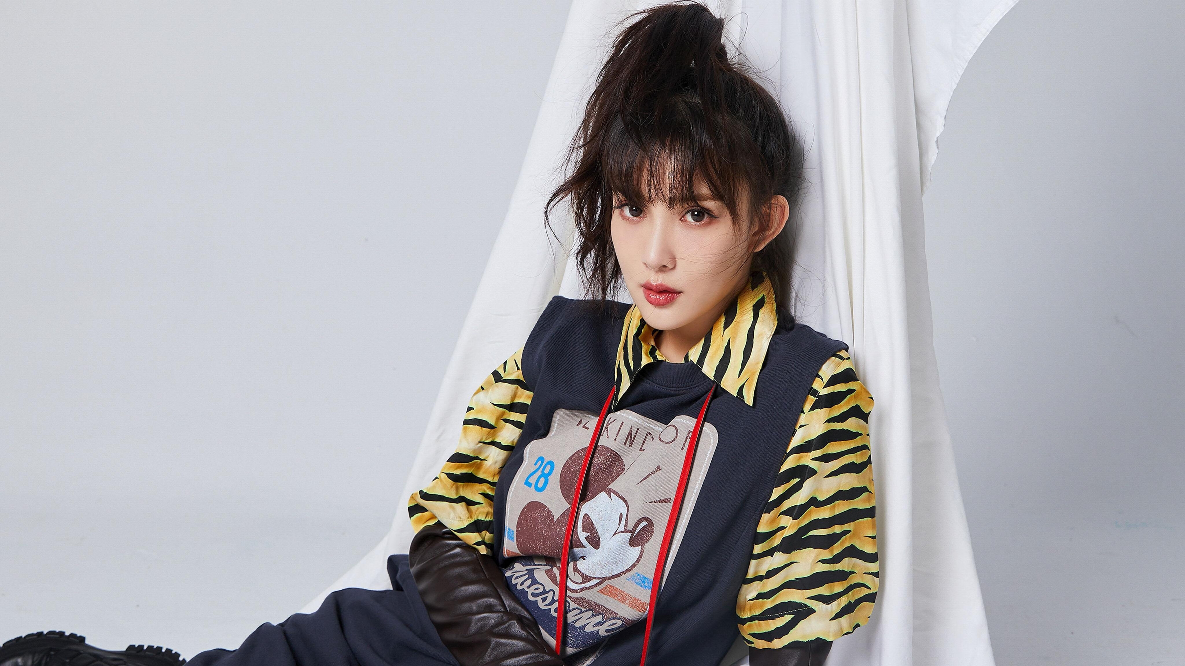 FB体育官方平台-花样滑冰融合灯光与舞美提升视觉体验，花样滑冰混合项目